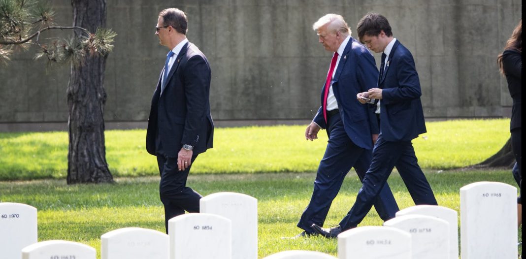 La campaña de Trump violó las reglas en la visita al Cementerio Nacional de Arlington, explica un experto legal del cementerio
