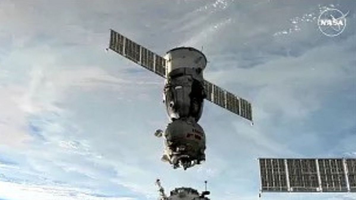 La cápsula rusa Soyuz regresa a la Tierra desde la estación espacial
