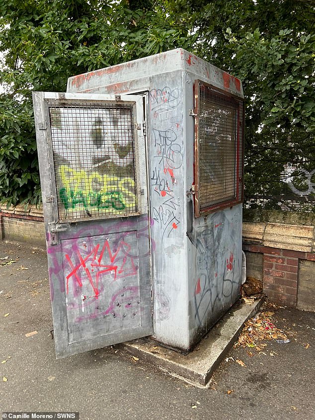 En la imagen, el antiestético quiosco de autobuses antes de que un grupo comunitario lo restaurara y lo convirtiera en una instalación artística.