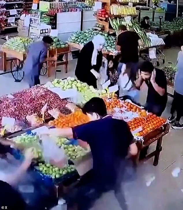 Imágenes de CCTV muestran la detonación de un buscapersonas en un supermercado