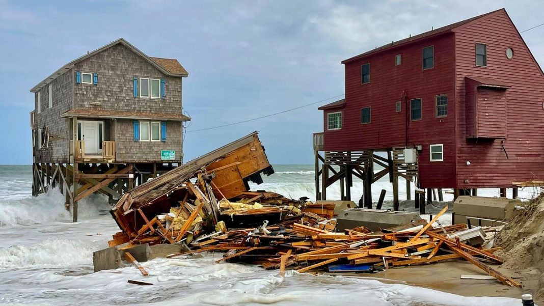 La erosión de las playas está provocando que las casas de este pueblo de EE.UU. se derrumben al mar
