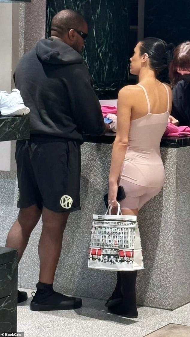 Kanye West y su esposa Bianca Censori fueron vistos en Japón el viernes. Y, una vez más, Bianca lucía un atuendo alocado que quedaría mejor en un tocador que en público.