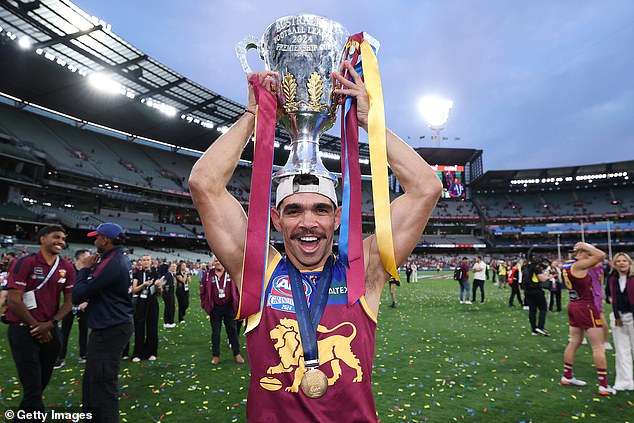 Charlie Cameron aparece celebrando con el trofeo de primer ministro después de la demolición de los Swans en Brisbane, pero perdió fanáticos cuando desairó al joven que le puso su gran medalla final alrededor del cuello.