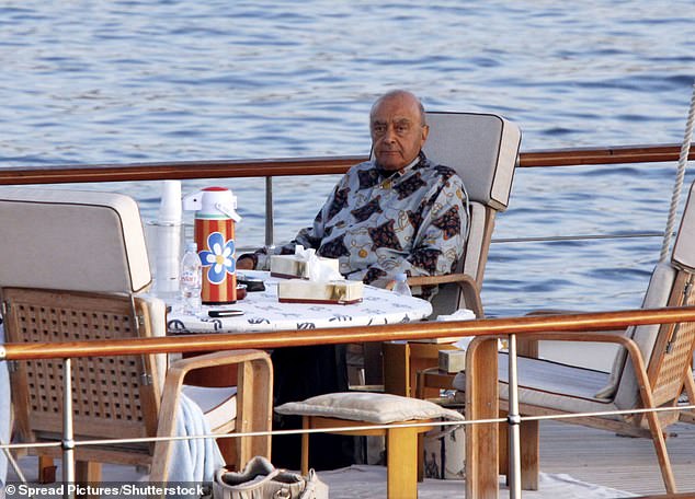 Mohamed Al-Fayed fotografiado sentado en su yate en Saint Tropez, Francia, en 2009.