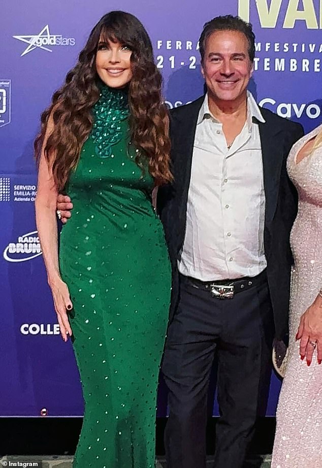 Carol Alt, la veterana de la portada de Sports Illustrated Swimsuit Edition, lucía espléndida de verde el domingo. La bomba morena de 1,80 m de Nueva York asistió al Festival de Cine de Ferrara en Italia. Tenía su brazo alrededor de Joe Ienco.