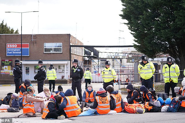 Ed Miliband ha ordenado a la policía nuclear que contrate más personal para proteger proyectos clave de infraestructura energética en medio de un aumento de las protestas selectivas