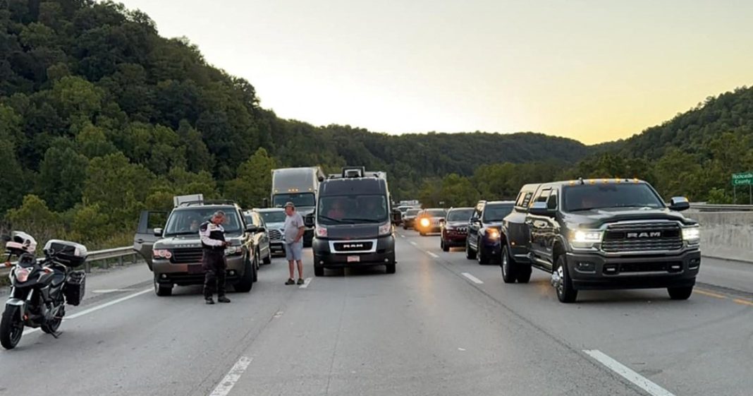 La policía busca a un hombre armado que dejó siete heridos en un tiroteo en una carretera de Kentucky
