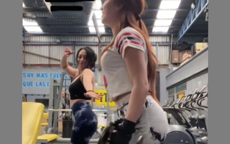 La recién llegada a la WWE Stephanie Vaquer muestra sus habilidades para el twerking durante un entrenamiento en el gimnasio
