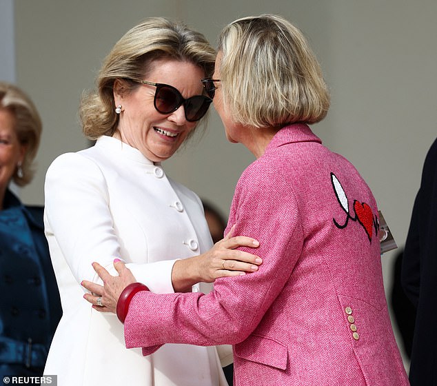 La reina Matilde de Bélgica (en la foto de la izquierda) estuvo acompañada hoy por la princesa Delphine (derecha) mientras asistían a la misa dominical dirigida por el Papa Francisco.