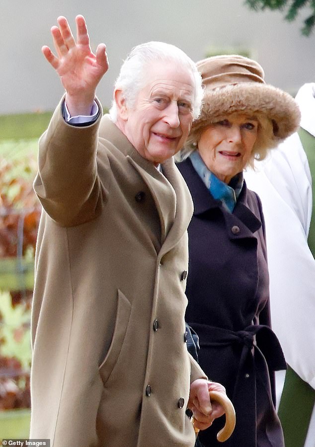 El rey Carlos y la reina Camila asisten al servicio religioso del domingo en la finca de Sandringham el 4 de febrero, poco antes de que se revelara que le habían diagnosticado cáncer.