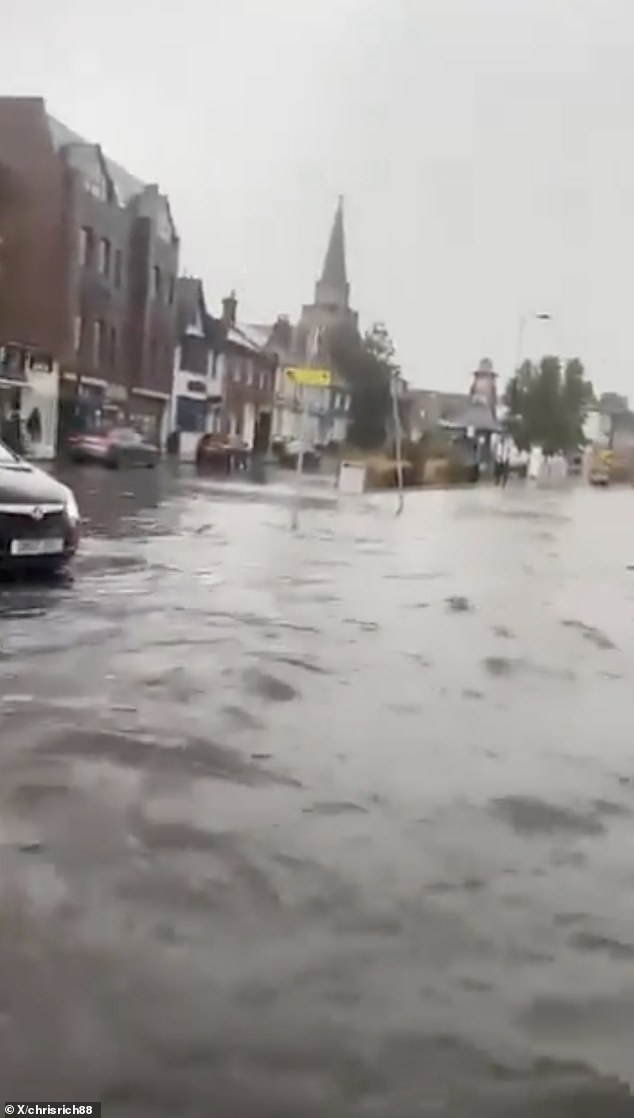 Carreteras y comercios sumergidos en Dunstable, Bedfordshire, el domingo