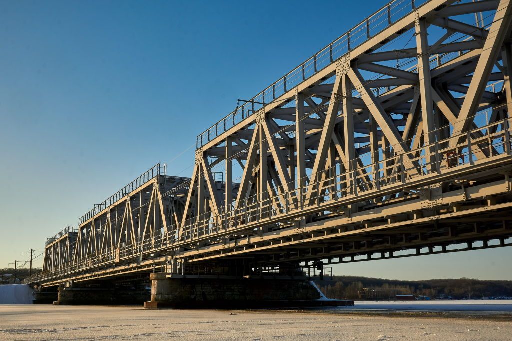 Las explosiones dañan el puente ferroviario en la provincia de Samara, informan los medios rusos
