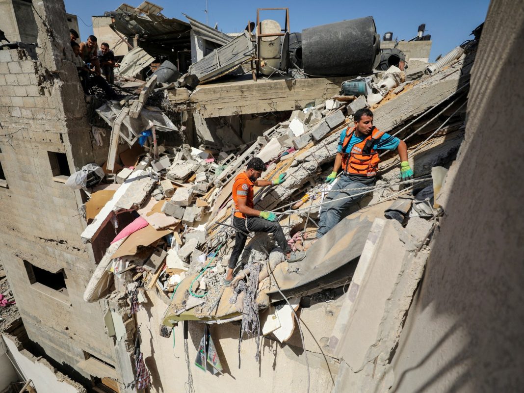 Las fuerzas israelíes matan a decenas de personas en Gaza mientras los tanques avanzan hacia Rafah
