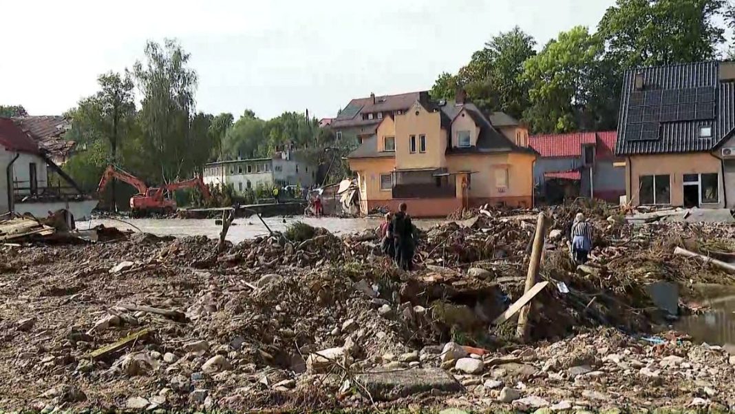 Las inundaciones arrasan la ciudad polaca de Stronie Śląskie
