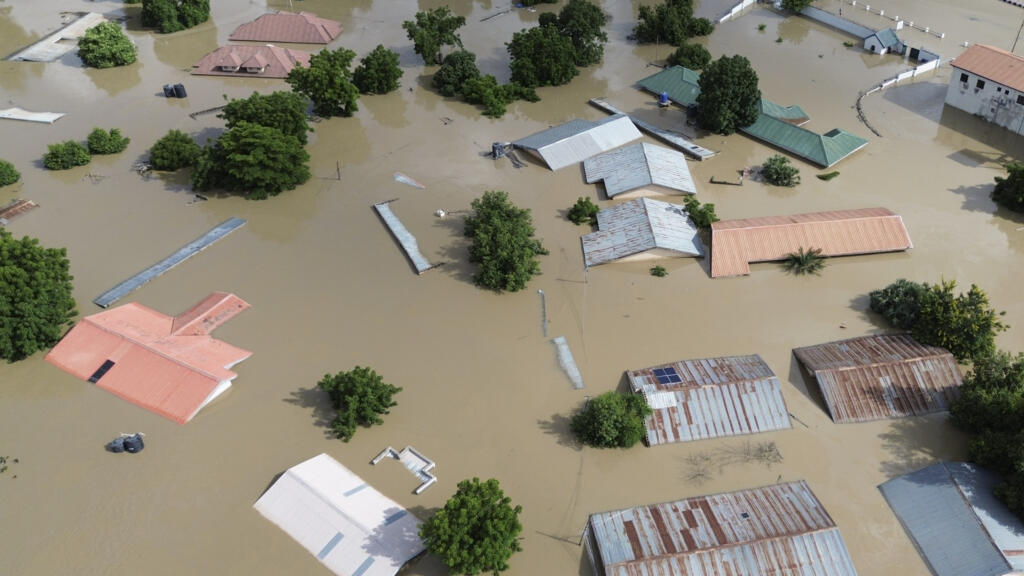 Las inundaciones en Nigeria matan al menos a 30 personas y desplazan a unas 400.000
