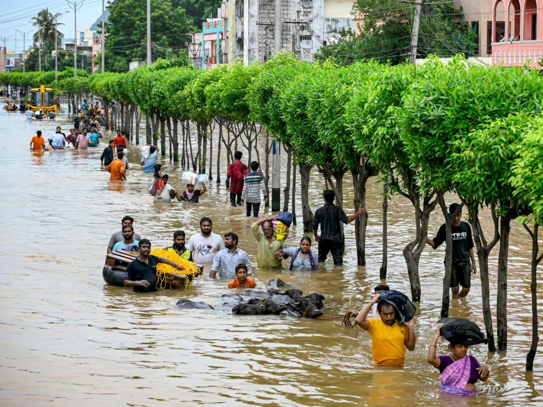 Las inundaciones monzónicas matan a decenas de personas en India y a miles en campamentos de refugiados
