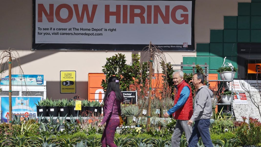 Las vacantes de empleo cayeron más de lo esperado en julio en otra señal de debilitamiento del mercado laboral
