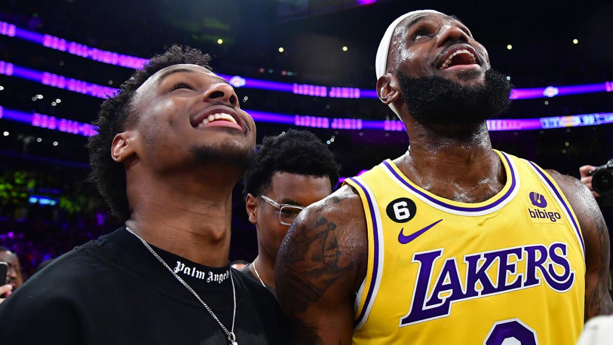 LeBron y Bronny James son parte del proceso de planificación de los Lakers mientras el equipo se prepara para el histórico debut padre-hijo
