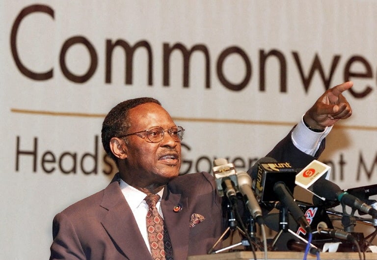  Emeka Anyaoku, then Secretary General of the Commonwealth, addresses the media during a press conference in November 1999. (Odd Andersen/AFP)