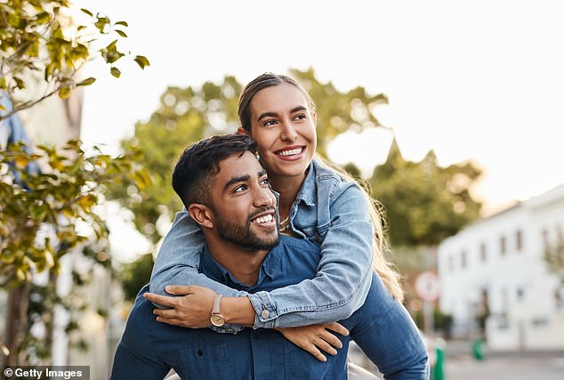 La ciencia sugiere que el orden de nacimiento de una persona tiene una gran influencia en el tipo de pareja romántica que busca.