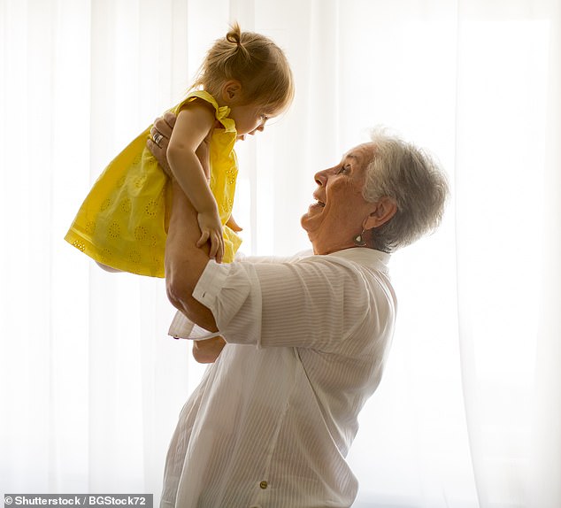 Los padres ahora pueden transferir su licencia parental a los abuelos en una ley innovadora introducida en Suecia (Imagen de archivo)