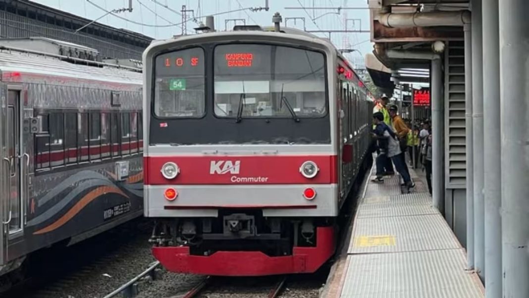 Los acosadores sexuales en los trenes de Yakarta se enfrentan a una prohibición de por vida; la compañía ferroviaria estudia crear más vagones exclusivos para mujeres
