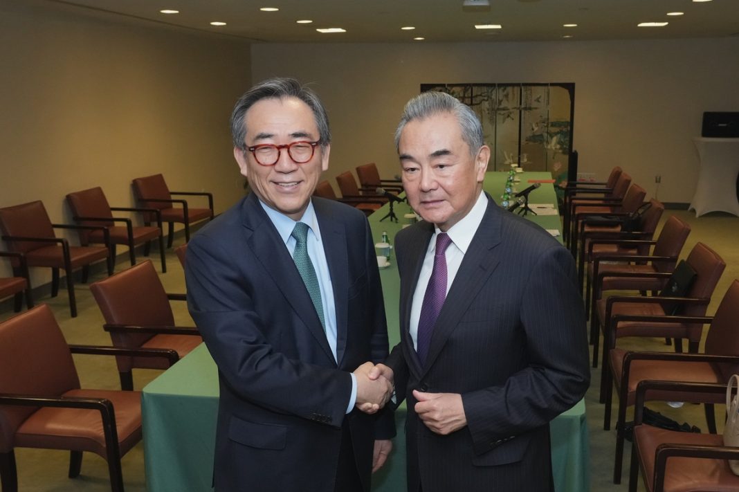 S. Korea, China FMs signal Yoon-Xi summit during APEC in November