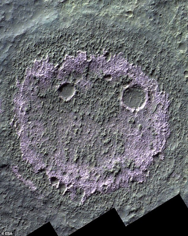 La Agencia Espacial Europea tomó esta fotografía de un depósito de sal con forma de cara sonriente en Marte que podría albergar evidencia de antigua vida extraterrestre en el Planeta Rojo.