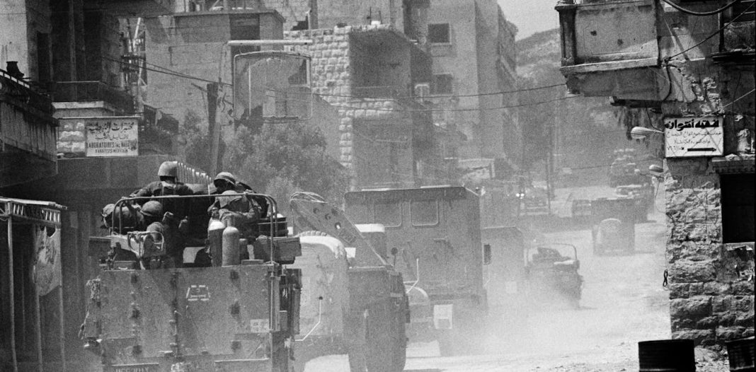 Los civiles libaneses huyen del sur por temor a una invasión israelí: una mirada retrospectiva a 1982 sugiere que tienen todos los motivos para preocuparse
