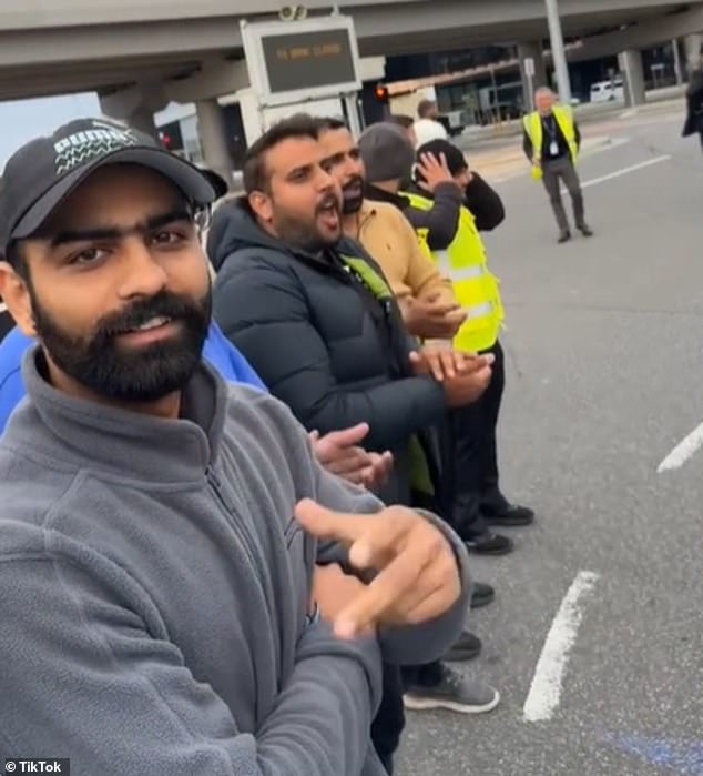 Cientos de conductores de Uber abandonaron sus vehículos para hacer huelga por temor a que el gigante del transporte los esté explotando (en la foto, protestas en el aeropuerto de Melbourne)