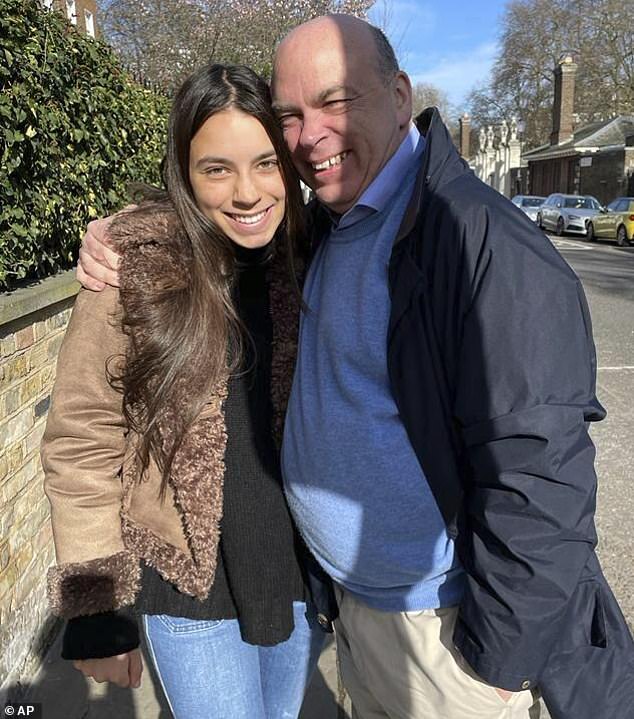 En la imagen: Hannah con su padre Mike Lynch, quienes murieron en el yate.