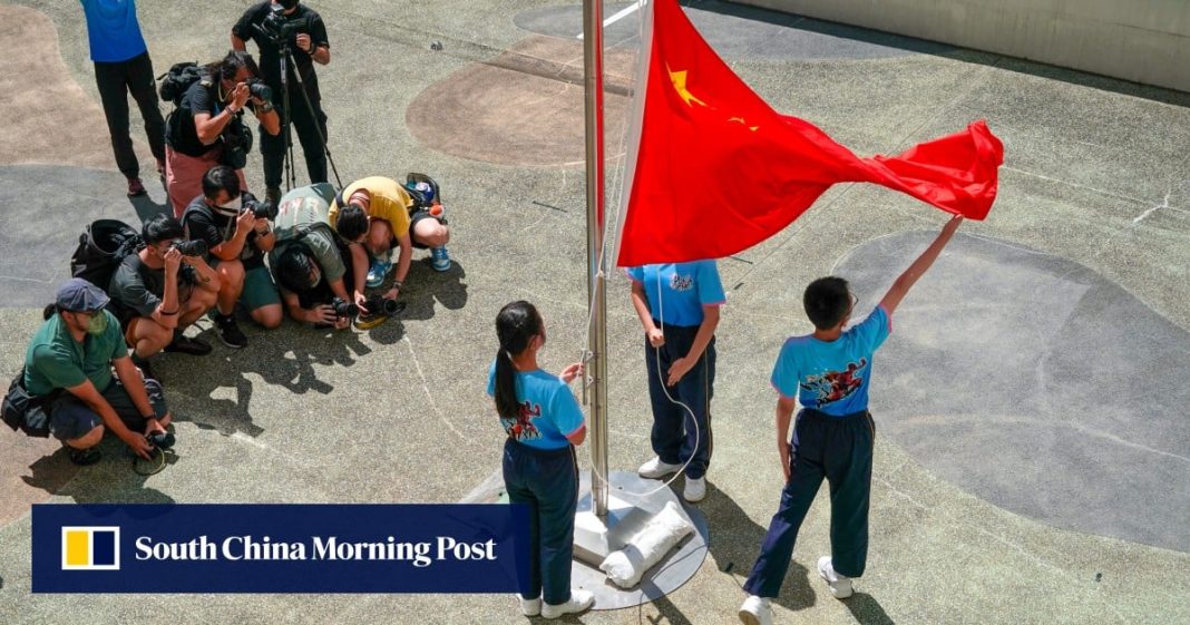 Los estudiantes de Hong Kong “deberían cantar el himno nacional con emoción” al regresar a clases
