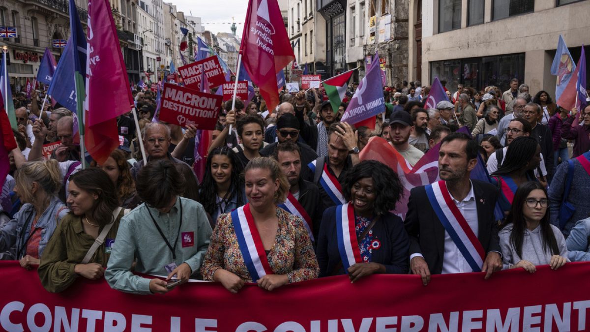 Los franceses expresan su frustración por el nuevo gobierno
