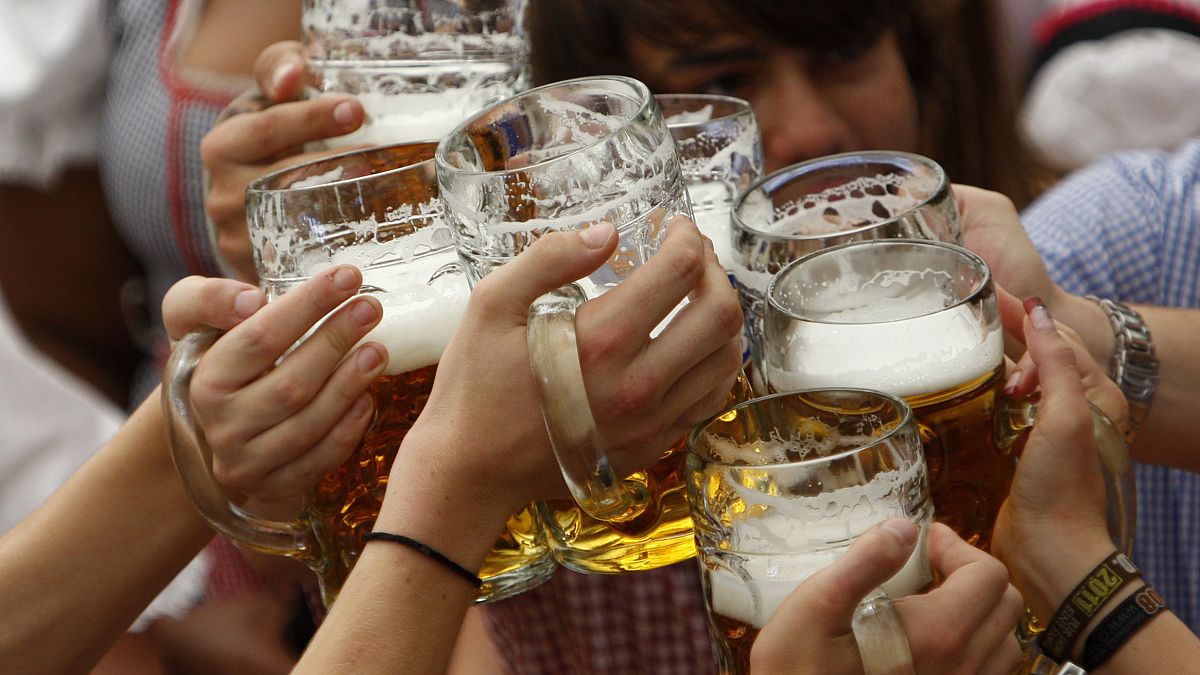 Los grandes bebedores probablemente cambiarían sus hábitos si el alcohol tuviera etiquetas con las calorías
