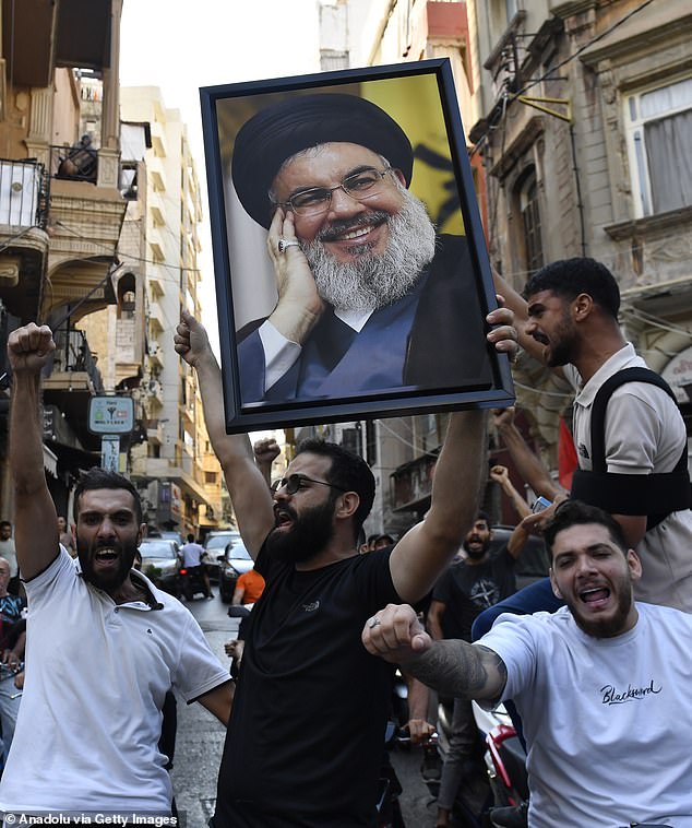 Un grupo se reúne portando un cartel de Nasrallah y coreando consignas en Beirut el sábado.