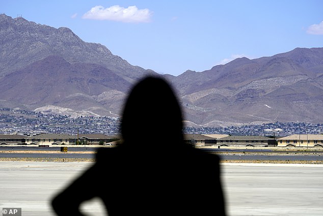 La vicepresidenta Kamala Harris se encuentra lejos de la frontera entre Estados Unidos y México, el 25 de junio de 2021, en el aeropuerto después de su recorrido por el Centro de Procesamiento de Aduanas y Protección Fronteriza de Estados Unidos en El Paso, Texas. Según se informa, está planeando visitar la frontera por segunda vez como vicepresidenta esta semana