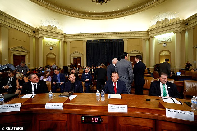 El comandante Edward Lenz de la Unidad de Servicios de Emergencia del Condado de Butler, el patrullero Drew Blasko del Departamento de Policía del Municipio de Butler, el teniente John D. Herold de la Policía Estatal de Pensilvania y Patrick Sullivan asisten a una audiencia del Grupo de Trabajo de la Cámara sobre el intento de asesinato de Donald J. Trump