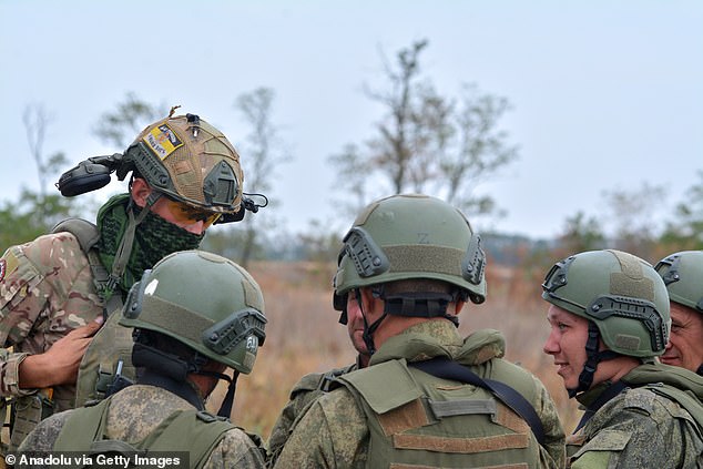 Los soldados rusos, cansados ​​de luchar por Vladimir Putin, están siendo atacados por sus propios francotiradores, mientras que otros se hieren deliberadamente para abandonar el campo de batalla, reveló un combatiente desilusionado.