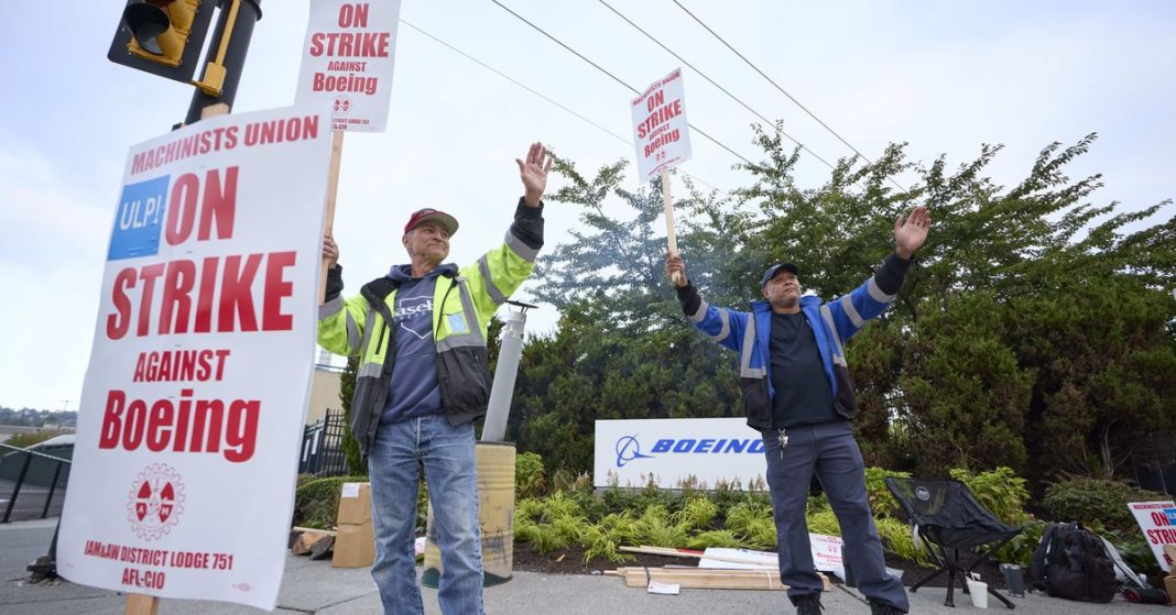 Los trabajadores de la fábrica de Boeing se declaran en huelga tras rechazar una oferta de contrato
