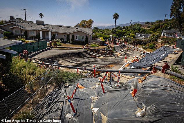 El suelo bajo el Rancho Palos Verdes de California se ha estado desintegrando bajo la presión de más de un año de inundaciones y deslizamientos de tierra.