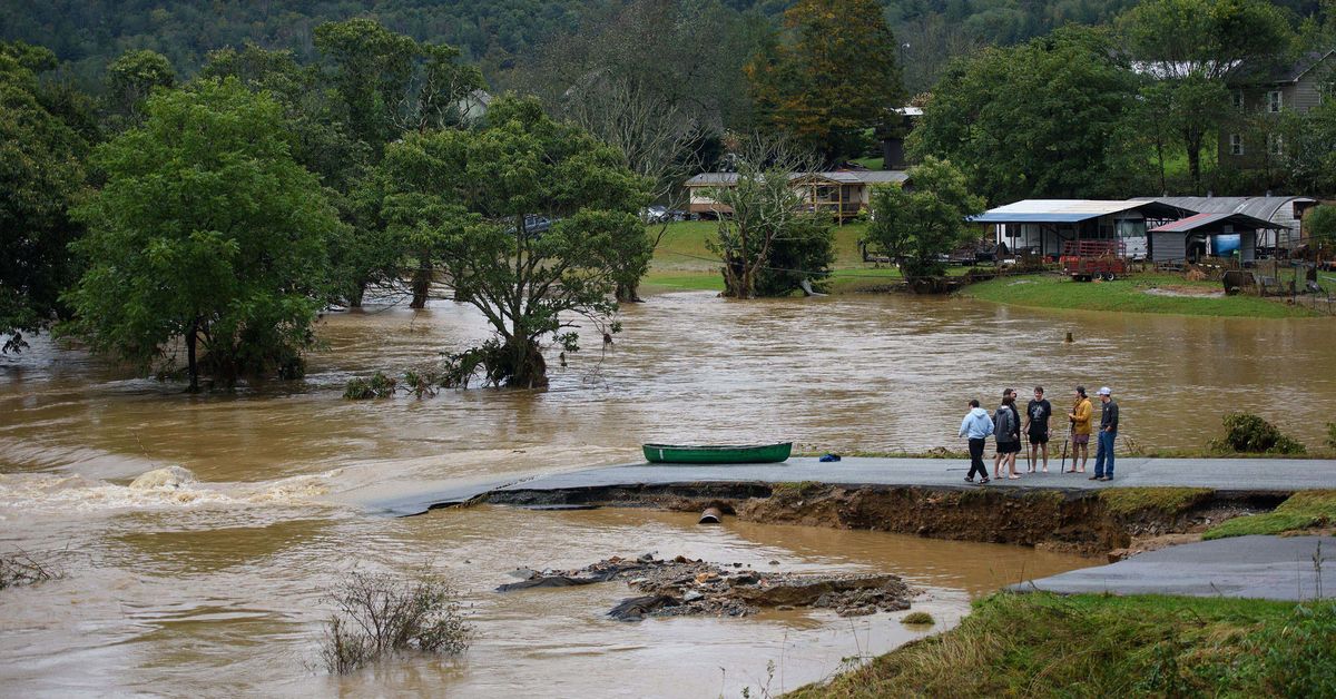 Madre embarazada de dos hijos está "completamente atrapada" en las inundaciones
