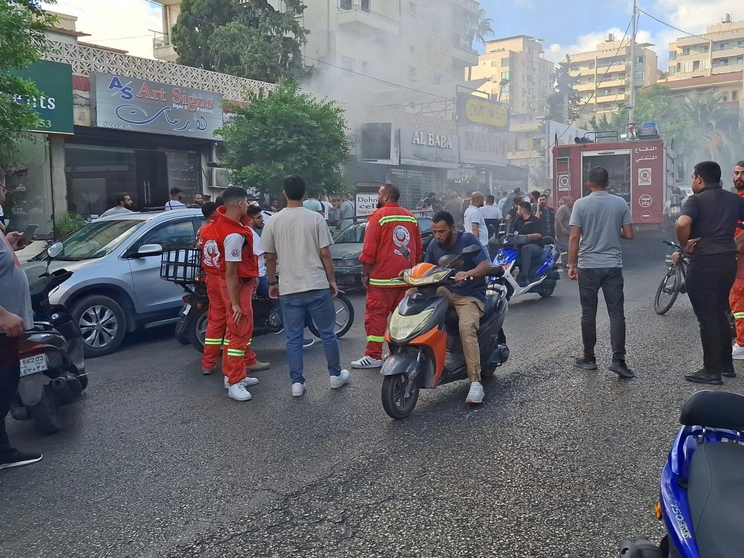 Más explosiones mortales sacuden Líbano, un día después de las explosiones de buscapersonas de Hezbolá
