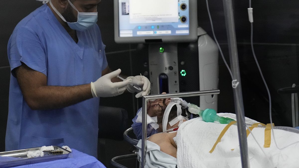 Médico libanés se apresura a salvar los ojos de los heridos por explosiones tecnológicas
