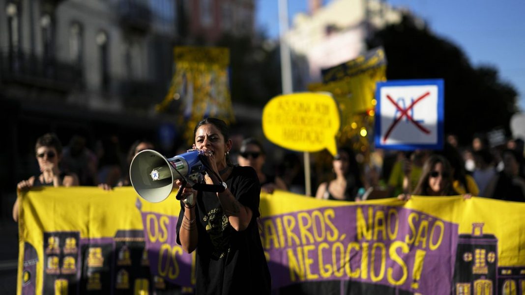 Miles de personas protestan en Portugal contra el aumento de los precios de la vivienda
