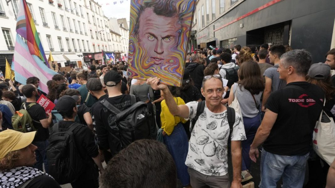 Miles de personas protestan en toda Francia contra la elección de Macron como primer ministro
