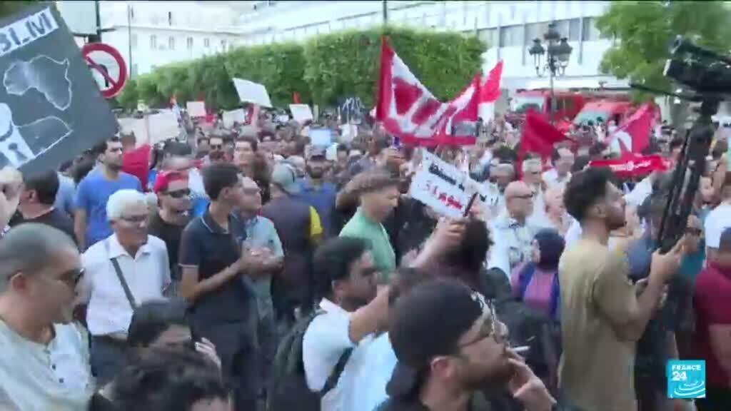 Miles de personas se manifiestan en Túnez mientras el presidente reprime a sus opositores antes de las elecciones
