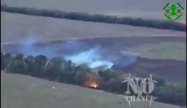 Las imágenes tomadas por otro dron muestran a la unidad de lanzallamas rastreando metódicamente un bosque que se cree que alberga tropas rusas, escupiendo termita caliente hacia abajo.