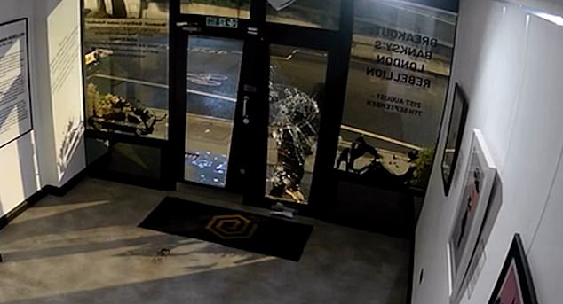 Imágenes de CCTV del interior de Grove Gallery, Londres, muestran cómo un ladrón irrumpió en la galería