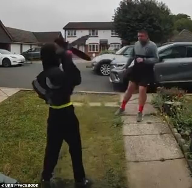 Las imágenes muestran a un joven vestido de negro sacando un cuchillo enorme de un eje y amenazando a otro hombre.