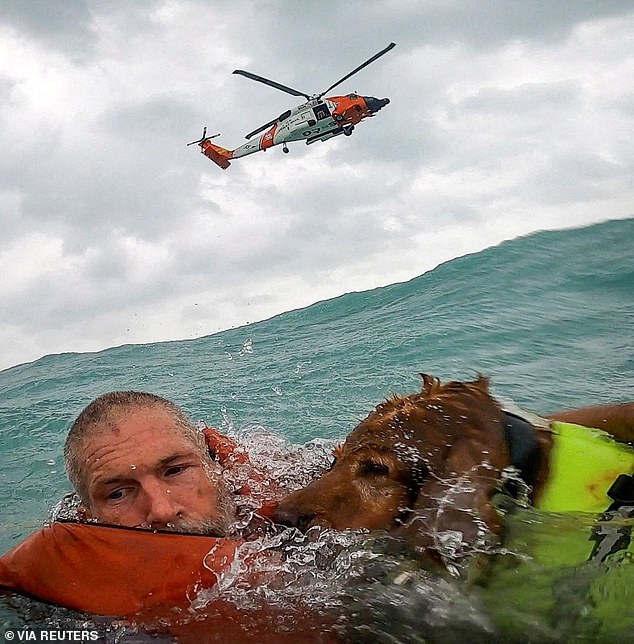 Una tripulación de la Estación Aérea de la Guardia Costera de EE. UU. rescata a un hombre y a su perro durante el huracán Helene después de que su velero quedó inutilizado y comenzó a hundirse en Sanibel Island, Florida, EE. UU., 26 de septiembre de 2024.